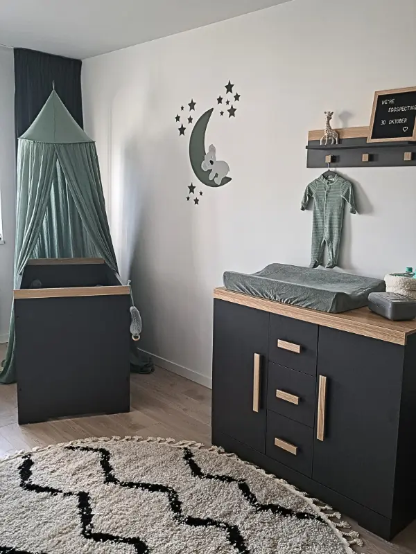 Koala beer op een maan behangsticker in een groene babykamer.